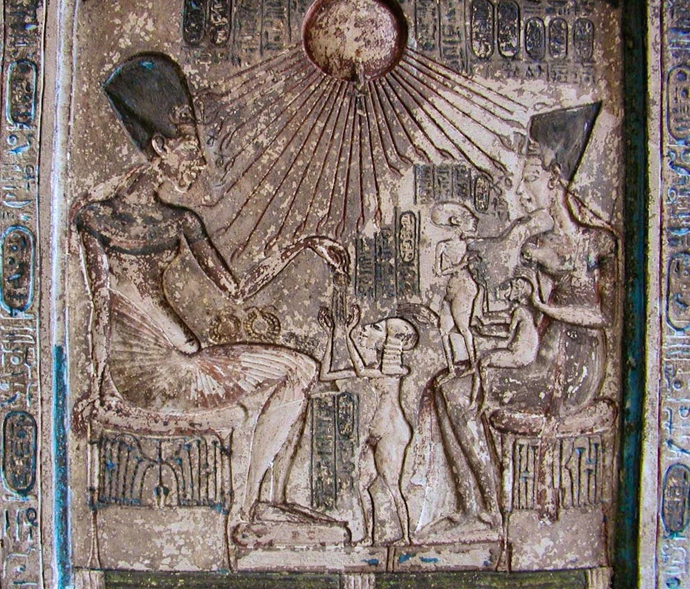 Néfertiti_Série d'images. La stèle d'Akhenaton et sa famille, aujourd'hui connue sous le nom d'«autel à volets du Caire», est la pièce qui a été attribuée au lot 1 du côté égyptien lors du partage des découvertes en 1913. En contrepartie, le fouilleur allemand Ludwig Borchardt a reçu le buste de Néfertiti.