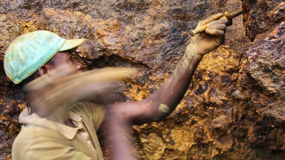 ARCHIVE - A man works in the Zola Zola mine near Nzibira in the eastern Congolese province of South Kivu in search of minerals and ores. Photo: Jürgen Bätz/dpa (archive photo)