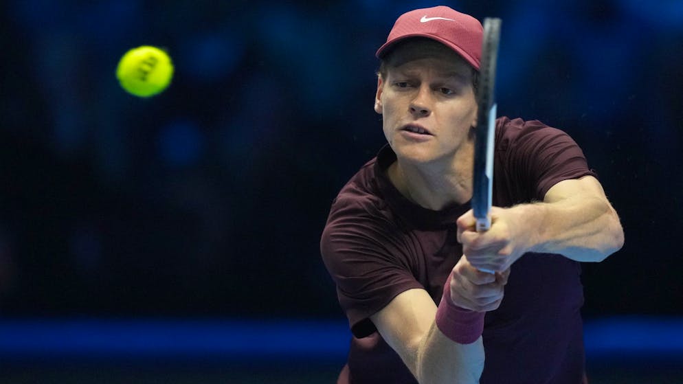 Dream final. Sinner takes the first set in a tie-break - can Alcaraz turn up the heat in the second round?