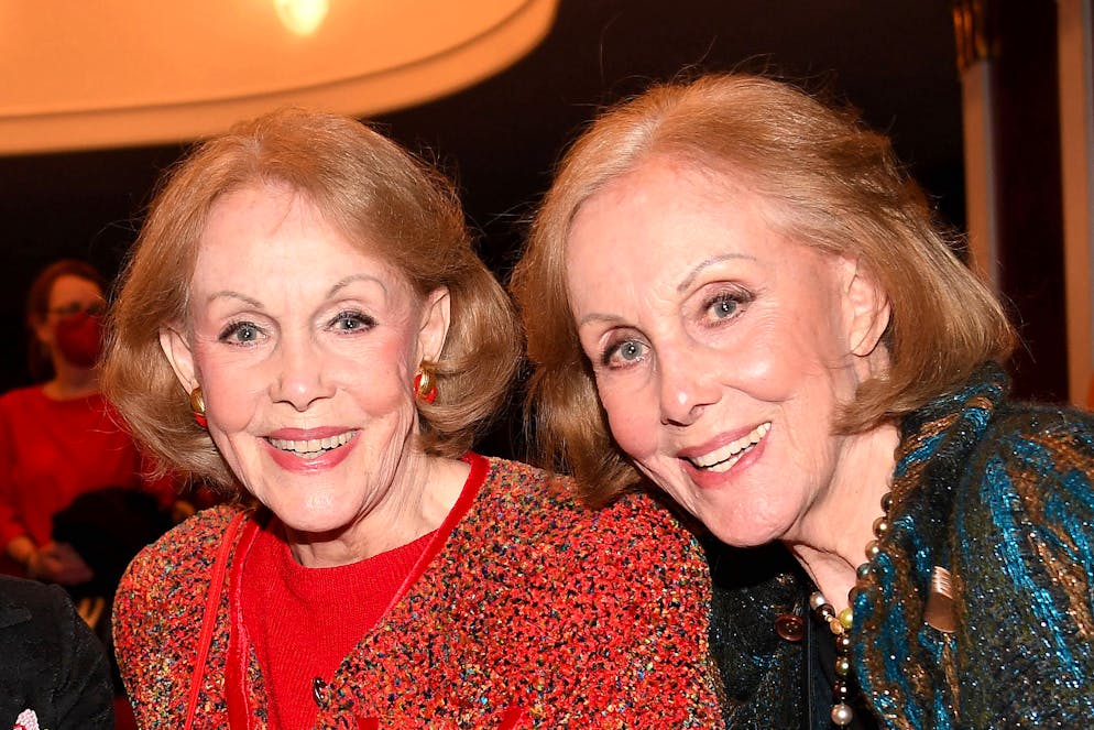 Die Kessler Zwillinge sind gestorben. Die Kessler-Zwillinge Alice und Ellen bei der «Die Liebe Geld»- Theaterpremiere im März 2022 in München. Die Showlegenden wurden 89 Jahre alt. 