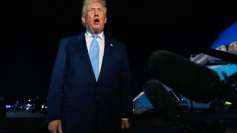 US-Präsident Donald Trump spricht vor dem Einsteigen in die Air Force One am Palm Beach International Airport in West Palm Beach, Florida, zu Reportern. Foto: Manuel Balce Ceneta/AP/dpa