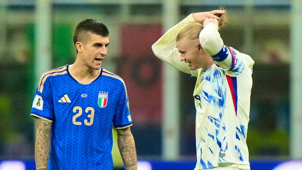 Gianluca Mancini (left) is clearly outplayed by Erling Haaland.