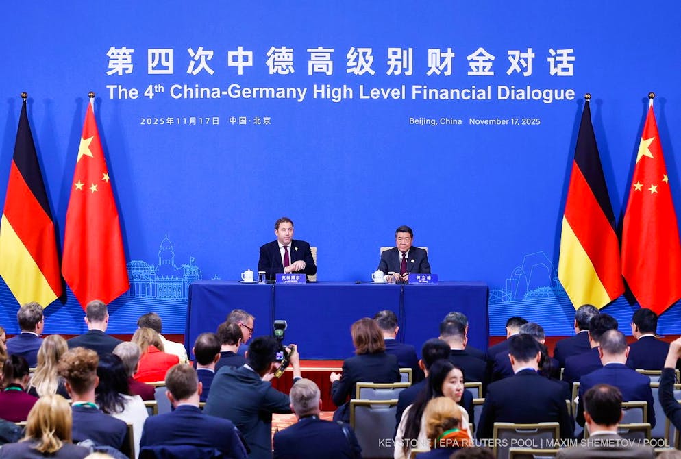 Der deutsche Vizekanzler und Finanzminister Lars Klingbeil (l.) und der chinesische Vizepremier He Lifeng (r.) während dem vierten hochrangigen Finanzdialog zwischen China und Deutschland in Peking, am 17. November 2025.