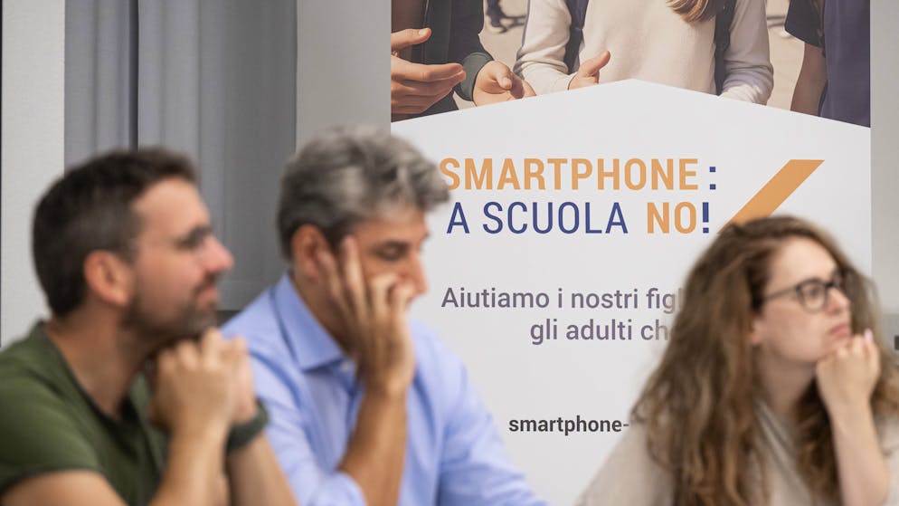 Ticino. È riuscita l'iniziativa «Smartphone: a scuola no»