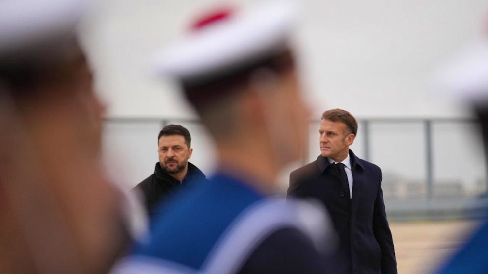 Ucraina - Francia. Zelensky a Parigi, Macron lo accoglie in una base militare