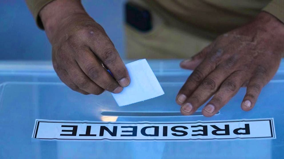 A person casts their vote during the parliamentary elections in Chile. Photo: Natacha Pisarenko/AP/dpa