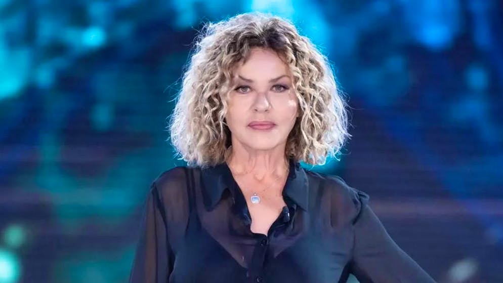 Da sogno a incubo. Eva Grimaldi svela di un intervento estetico finito male: «Un anno senza seno»