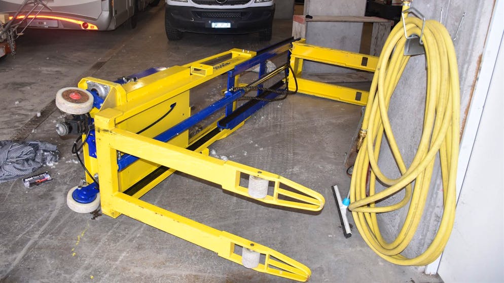 Grigioni. Si ferisce con un carrello elevatore, 17enne in ospedale a Sur En