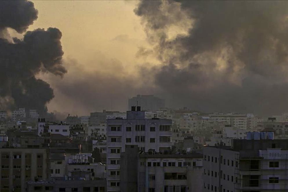 Gaza avvolta dal fumo dei bombardamenti di Israele venerdì mattina