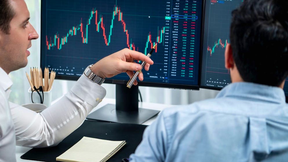 Viele Schweizer*innen trauen sich nicht, in den Aktienmarkt zu investieren. 