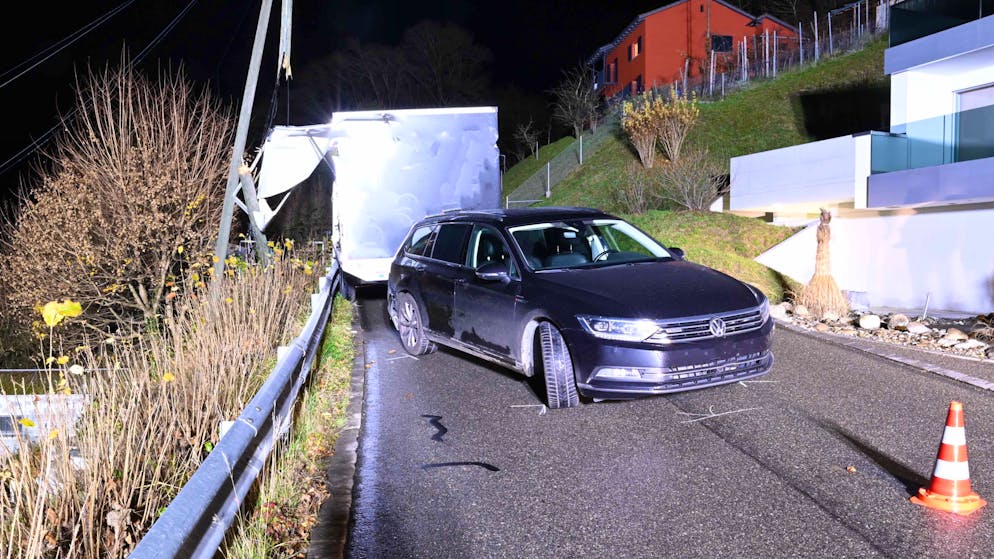 Triengen LU. Autofahrer zerstört mit Anhänger Ortstafel, Geschwindigkeitssignal und Telefonmast