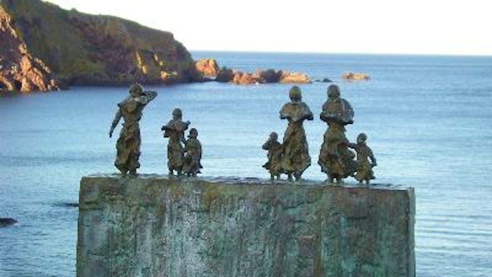 Frauen und Kinder schauen aufs Meer und warten vergeblich auf die Fischer: ein Andenken an die Sturmopfer im schottischen Dorf St Abbs.