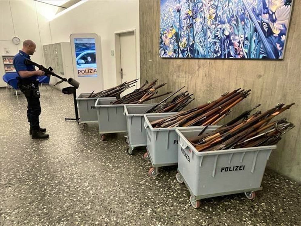 Decine di persone hanno riconsegnato numerose armi e munizioni alla polizia cantonale retica.