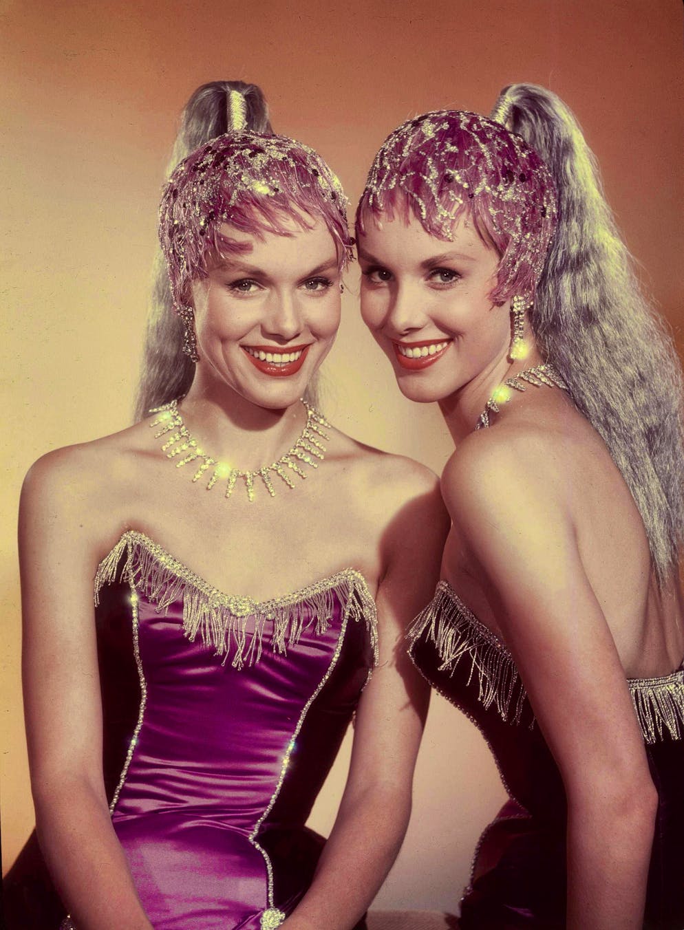 The Kessler twins have died. Alice and Ellen Kessler in a show costume. The picture was taken in 1959.