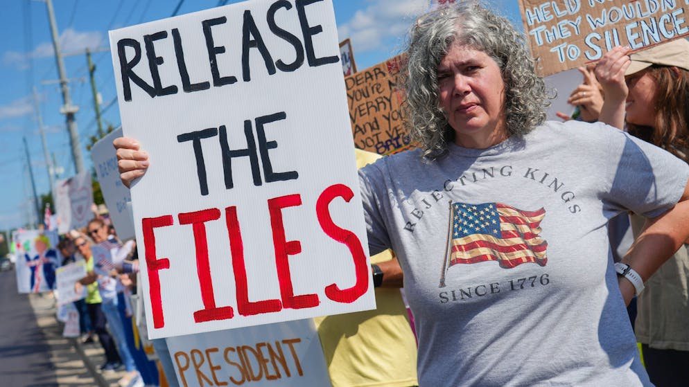 Der Fall des Sexualstraftäters Jeffrey Epstein lässt den US-Präsidenten nicht los. Quer durch die politischen Lager fordern US-Bürger die Veröffentlichung der Akten.