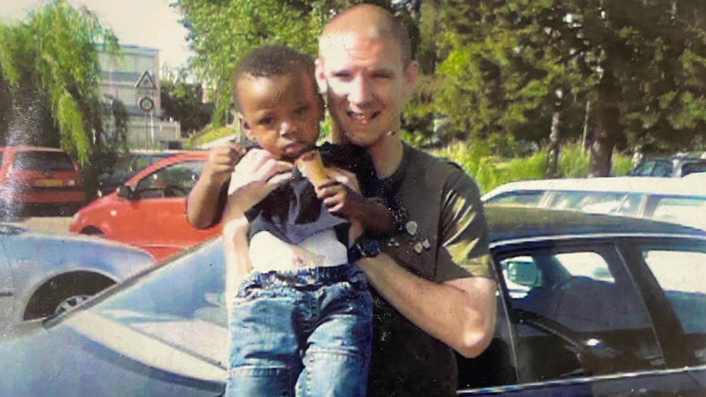 Irgendwann Anfang der 2000er-Jahre: Der damalige Nati-Spieler Philippe Senderos hält einen Knirps auf dem Arm. Damals weiss noch niemand, dass auch der Junge mal ein Fussballer wird.