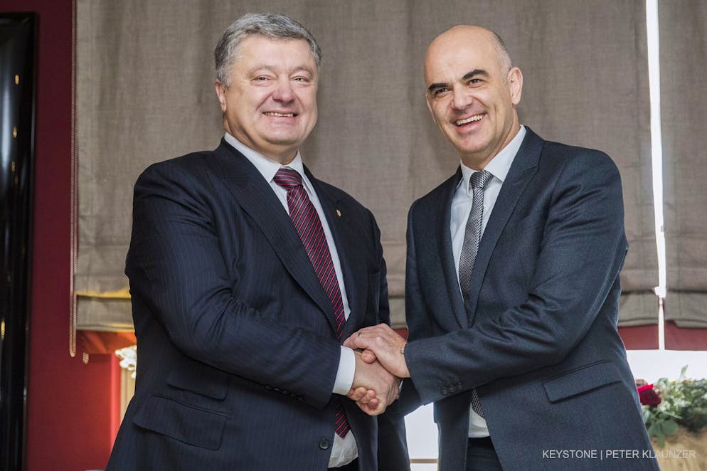 Der ehemalige Schweizer Bundespräsident Alain Berset (r.) und der ukrainische Ex-Präsident Petro Poroschenko (l.) während eines bilateralen Treffens im Rahmen des 48. des WEF, am Donnerstag, dem 25. Januar 2018 in Davos. (Archiv)