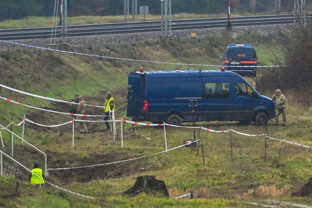 Les forces spéciales et la police enquêtent sur les lieux d'une section détruite de la voie ferrée sur la ligne Deblin-Varsovie, près de la gare de Mika, dans le centre de la Pologne, le 17 novembre 2025. Le Premier ministre polonais Donald Tusk a annoncé qu'un acte de sabotage avait eu lieu, entraînant la destruction de la voie ferrée par un engin explosif placé à cet endroit. La cible de cet acte de sabotage était vraisemblablement un train circulant sur la ligne Varsovie-Lublin. EPA/WOJTEK JARGILO POLAND OUT