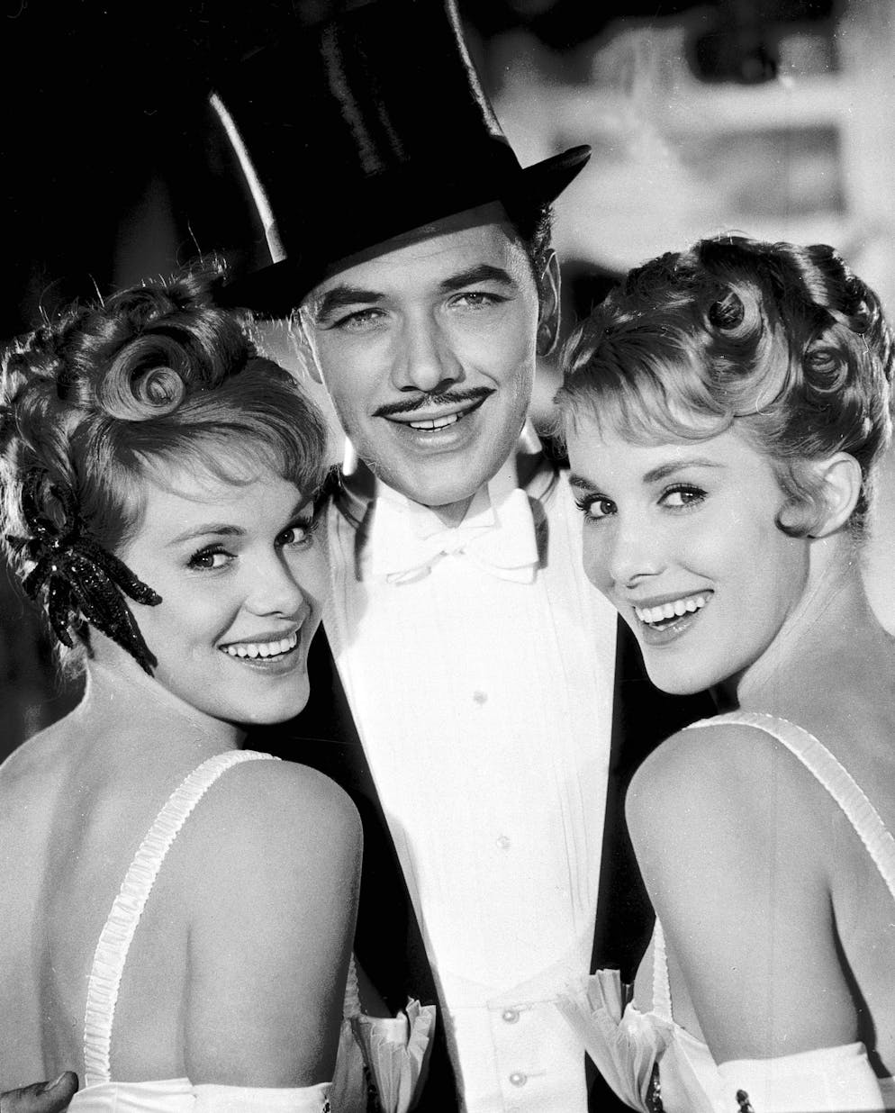 Die Kessler Zwillinge sind gestorben. 1957: «Der Graf von Luxemburg» mit den Kessler-Zwillingen und Gerhard Riedmann als Graf von Luxemburg. Die Zwillinge spielten die Tänzerinnen Fritzi und Franzi.