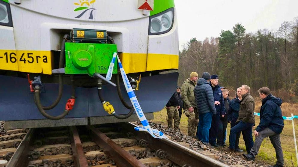 Polish Prime Minister Donald Tusk (2nd from right) inspects the Mika railroad line near Deblin (Lublin voivodeship), which was damaged by sabotage. Photo: KPRM/AP/dpa