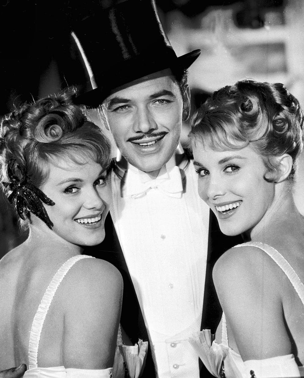 The Kessler twins have died. 1957: "The Count of Luxembourg" with the Kessler twins and Gerhard Riedmann as the Count of Luxembourg. The twins played the dancers Fritzi and Franzi.