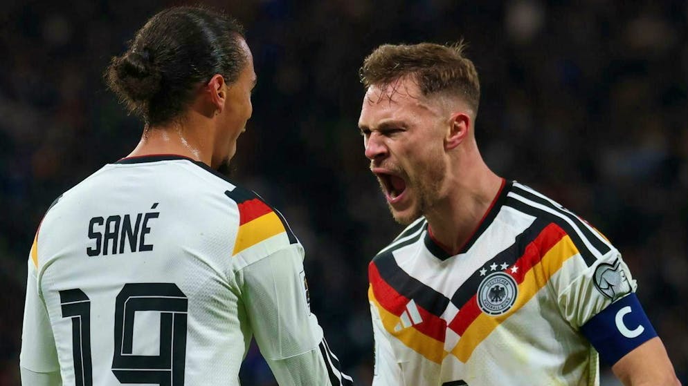 Leroy Sané (l.) celebrates with Joshua Kimmich.