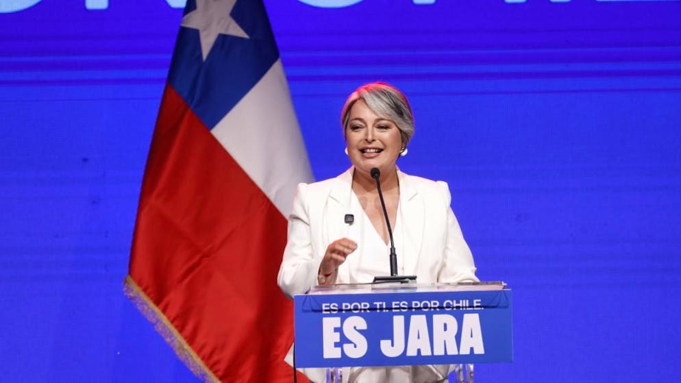 La candidata progressista Jeannette Jara (nella foto) in testa al primo turno delle elezioni presidenziali in Cile. L'ultraconservatore José Kast può però contare su un ricompattamento della destra al ballottaggio del 14 dicembre.