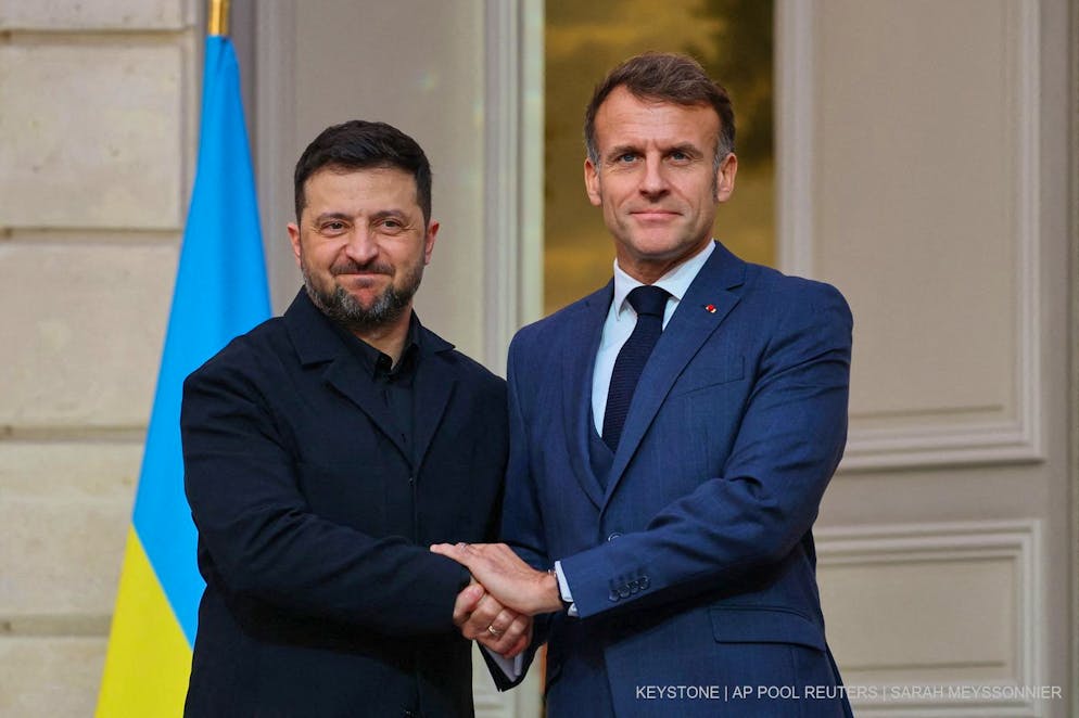 Der ukrainische Präsident Wolodymyr Selenskyj (l.) und der französische Präsident Emmanuel Macron (r.) nach einer gemeinsamen Pressekonferenz im Élysée-Palast in Paris am Montag, dem 17. November 2025.