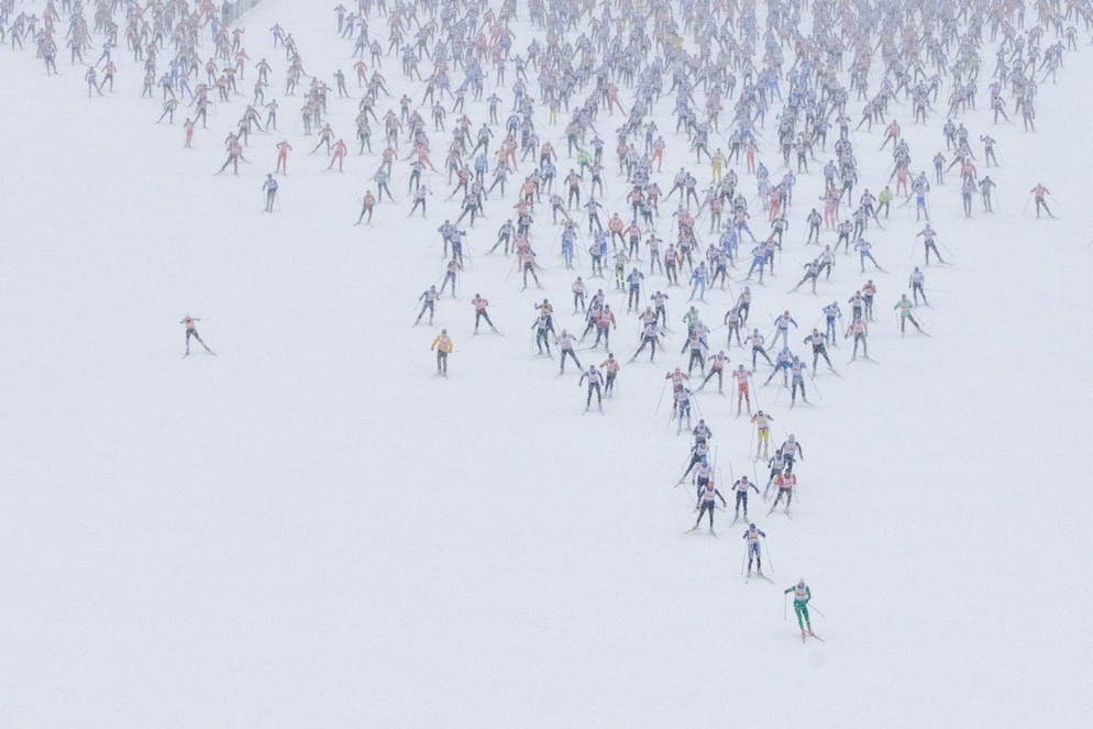 Les PFAS, ces substances chimiques extrêmement stables contenant des liaisons fluor-carbone, souillent toujours les pistes de ski de fond, malgré les mesures prises pour les éradiquer. Cette pollution a probablement pour origine l'utilisation d'anciens farts de ski contenant du fluor, relève mardi une étude du Laboratoire fédéral d'essai des matériaux et de recherche (Empa). (Archives)