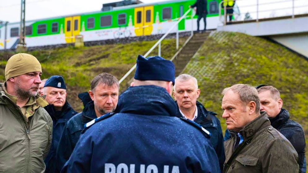 Polish Prime Minister Donald Tusk (2nd from right) inspects the Mika railroad line near Deblin (Lublin voivodeship), which was damaged by sabotage. Photo: KPRM/AP/dpa