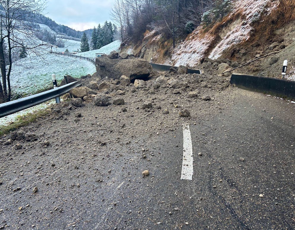 Die Kantonsstrasse ist aktuell noch gesperrt.