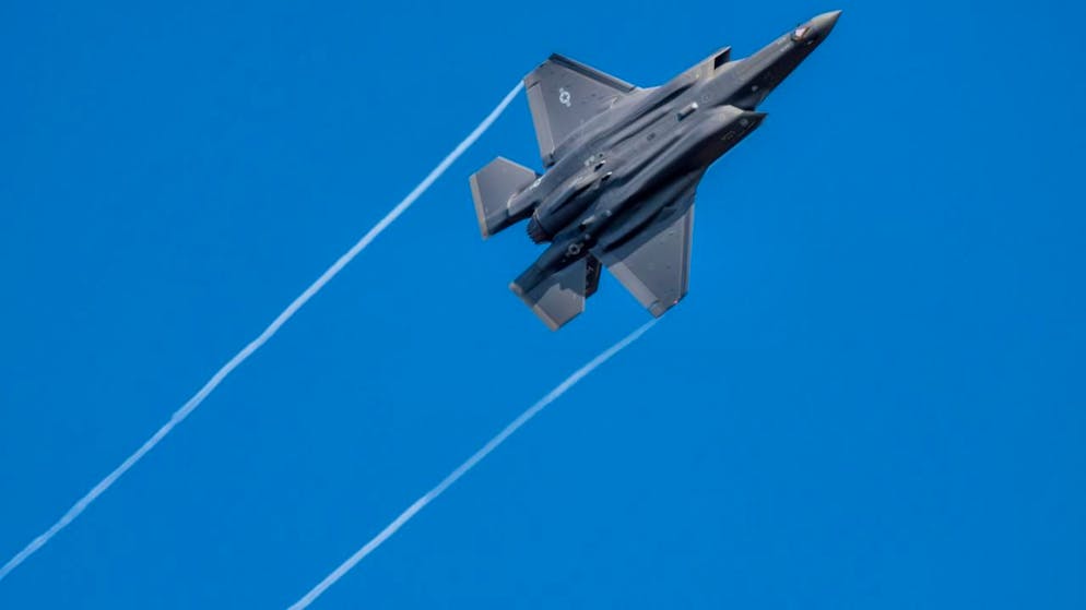 ARCHIV - Ein US-Kampfflugzeug vom Typ F-35 fliegt über der Eifel. Foto: Harald Tittel/dpa