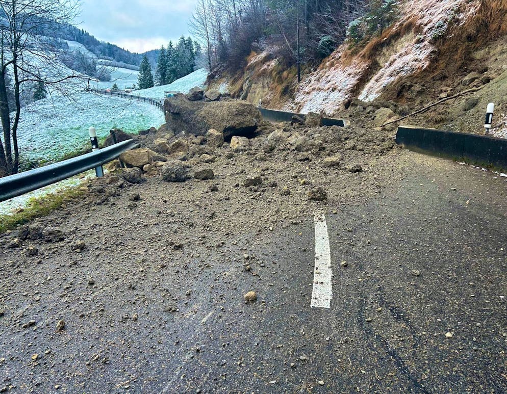 The cantonal road is currently still closed.