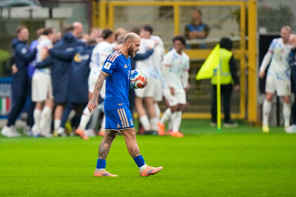 Federico Dimarco, sconsolato, lascia il campo di San Siro dopo la sconfitta dell'Italia contro la Norvegia per 4 a 1. 
