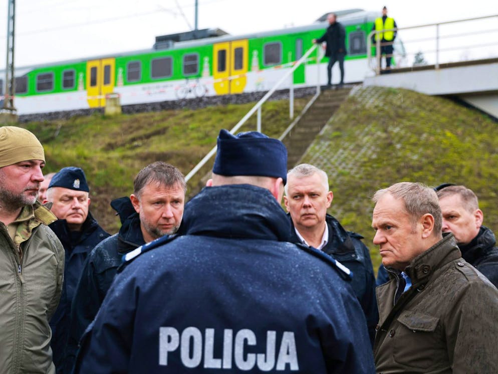 Polens Ministerpräsident Donald Tusk (2. von rechts) besichtigt die durch Sabotage beschädigte Eisenbahnstrecke Mika in der Nähe von Deblin (Woiwodschaft Lublin). 
