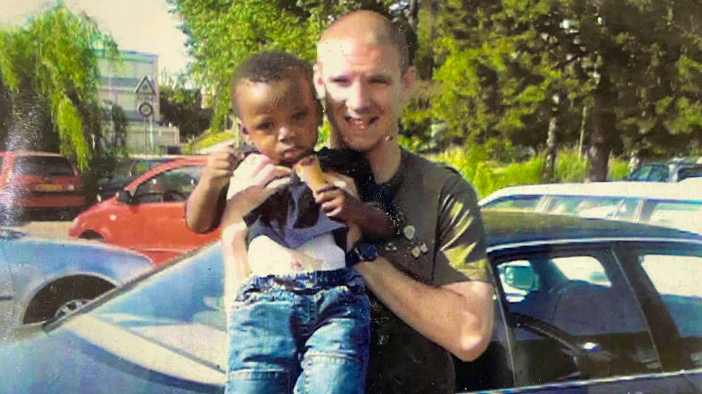 Vous le reconnaissez ?. Collector : quand Senderos posait avec un bébé, aujourd’hui crack de la Nati !