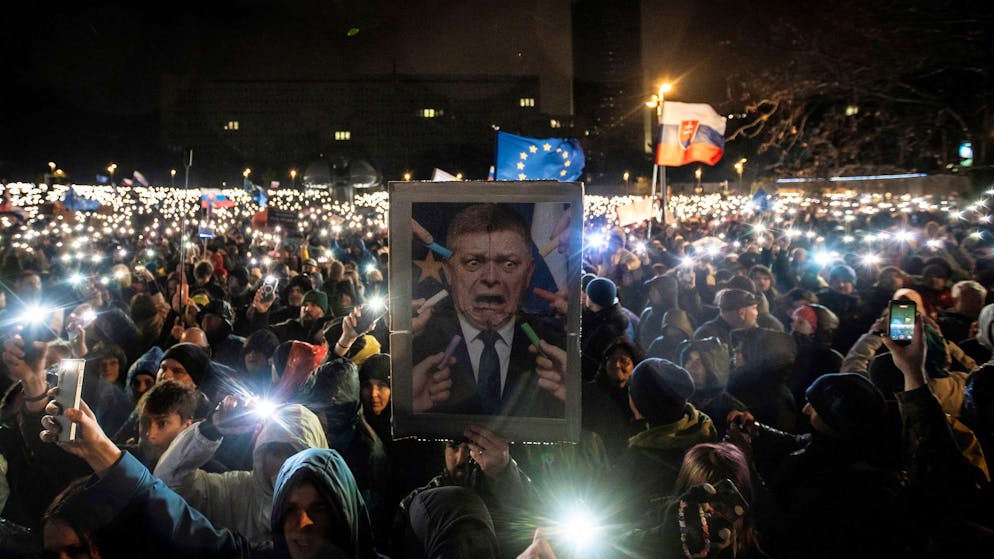 Forderungen für mehr Unterstützung für die Ukraine: Demonstration gegen die Regierung von Ministerpräsident Robert Fico am 17. November 2025 in Bratislava.