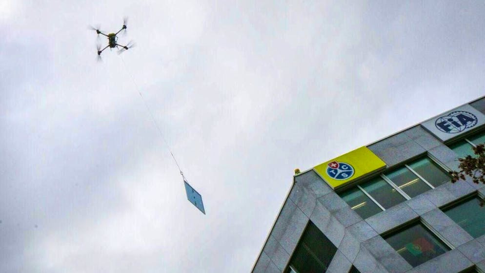 A TCS Drops cargo drone flies a solar panel onto the roof of the TCS headquarters in Vernier GE.
