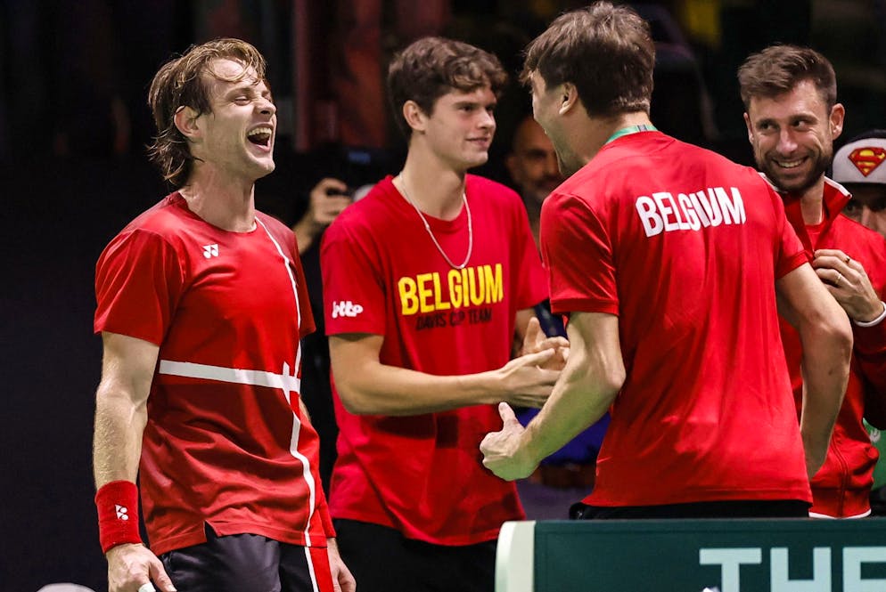 Il tennista belga Zizou Bergs celebra la vittoria.