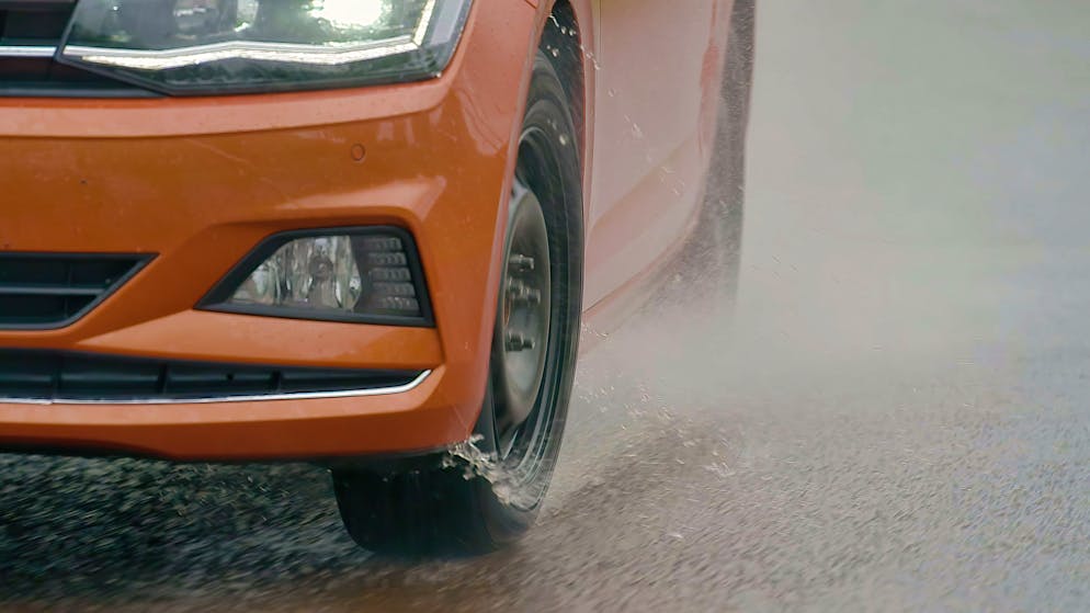 Winterreifen müssen nicht nur auf Schnee, sondern vor allem auch auf nasser Strasse genug Sicherheit bieten.