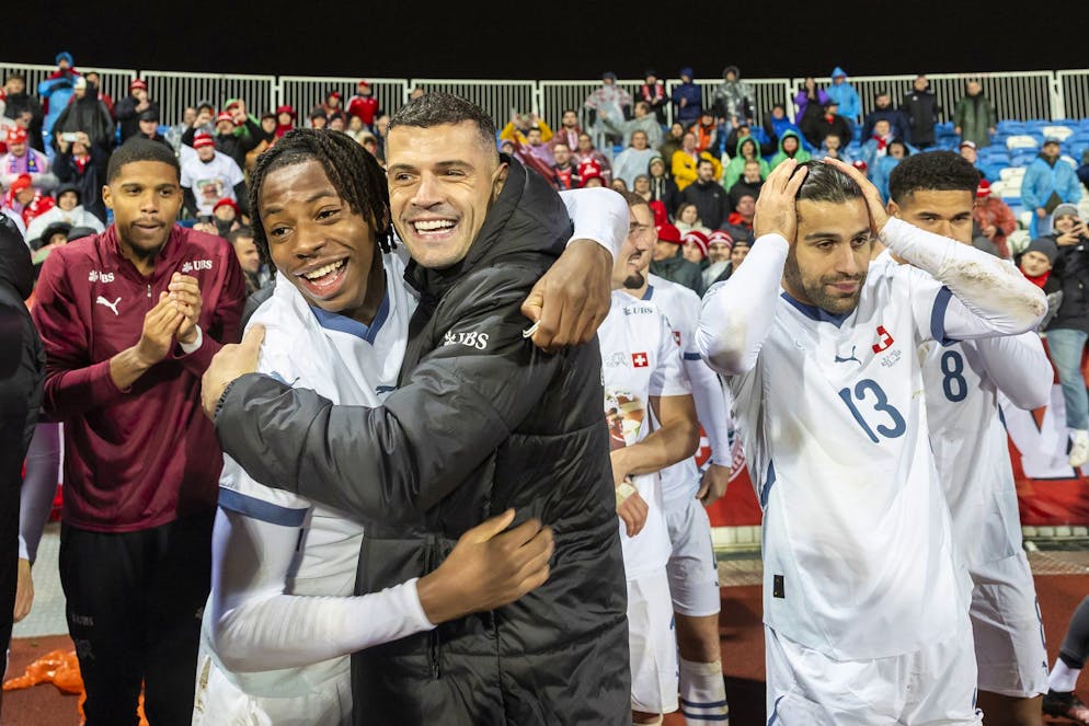 Xhaka und Co. feiern mit den mitgereisten Fans.