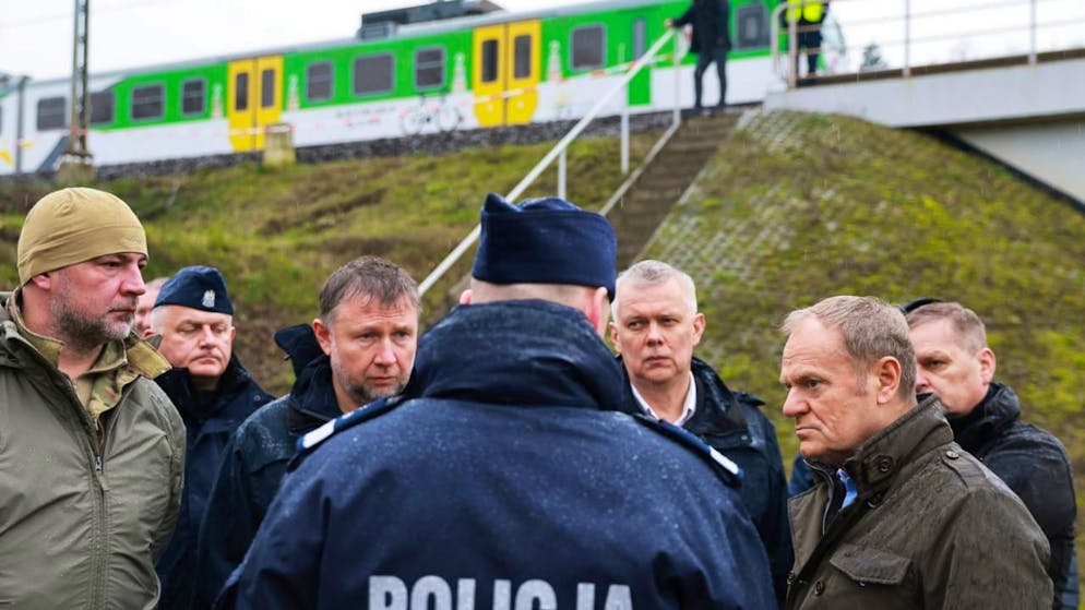 Polens Ministerpräsident Donald Tusk (2.v.r) besichtigt die durch Sabotage beschädigte Eisenbahnstrecke Mika in der Nähe von Deblin (Woiwodschaft Lublin). Foto: KPRM/AP/dpa