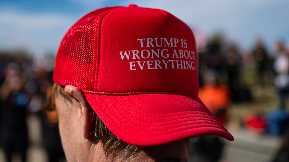 Nach Jahren des Personenkults um Donald Trumps fallen erste Anhänger der Maga-Bewegung dem Zorn des US-Präsidenten zum Opfer. Seine politischen Gegner nutzen Trumps Parolen derweil für ironische Anspielungen.