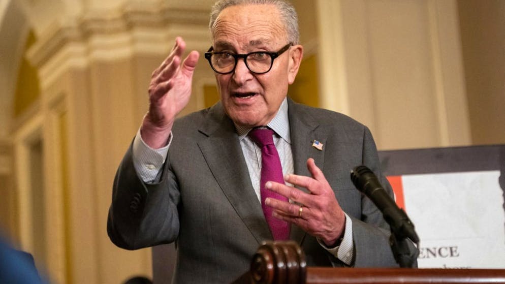 ARCHIV - Chuck Schumer, Minderheitenführer im Senat, spricht nach einem Treffen des US-Senats auf dem Capitol Hill. Foto: Allison Robbert/AP/dpa