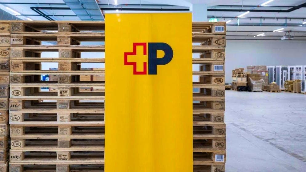 Swiss Post generated an operating result of 183 million francs in the first nine months of 2025 - 58 million francs less than in the same period of the previous year. The picture shows Swiss Post's new warehouse logistics center in Villmergen AG. (archive photo)