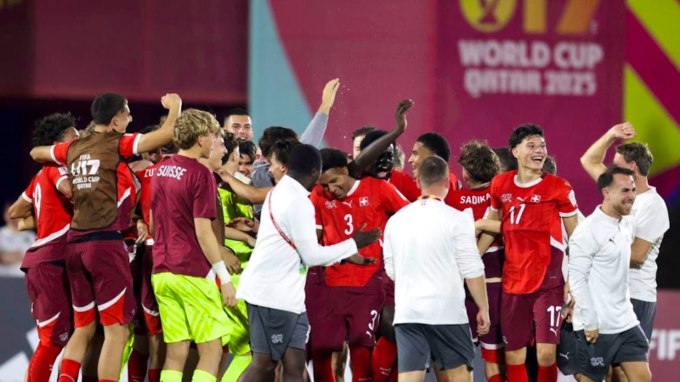 Die Schweizer freuen sich sich über den Viertelfinal-Einzug an der U17-WM