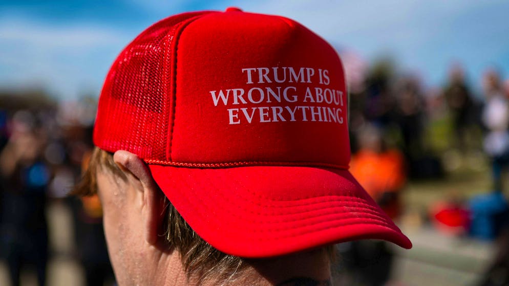 Après des années de culte de la personnalité autour de Donald Trump, les premiers partisans du mouvement Maga sont victimes de la colère du président américain. Pendant ce temps, ses adversaires politiques utilisent les slogans de Trump pour faire des allusions ironiques.