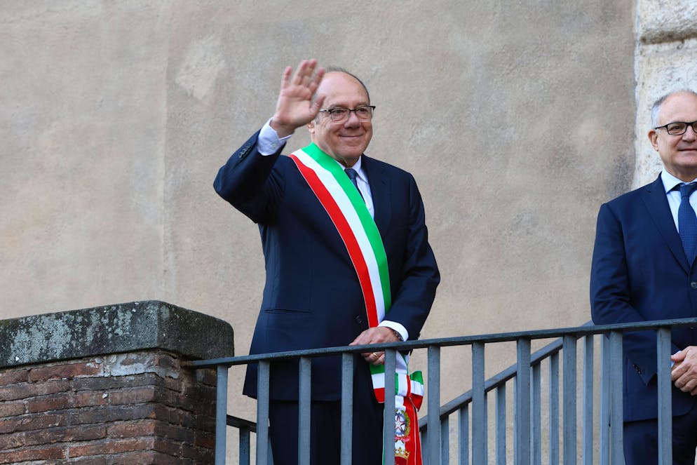 Carlo Verdone con la fascia tricolore di sindaco di Roma - e non si tratta della scena di un film. 