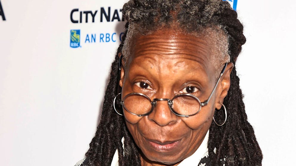 Mistero, carisma e ironia. I fan di «Un posto al sole» sono in fibrillazione, Whoopi Goldberg è arrivata in Italia
