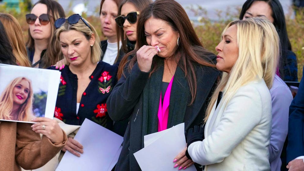 Republican Rep. Marjorie Taylor Greene (r.) stands with Epstein's victims and relatives outside the Capitol in Washington on Tuesday ahead of the votes in the US Congress.